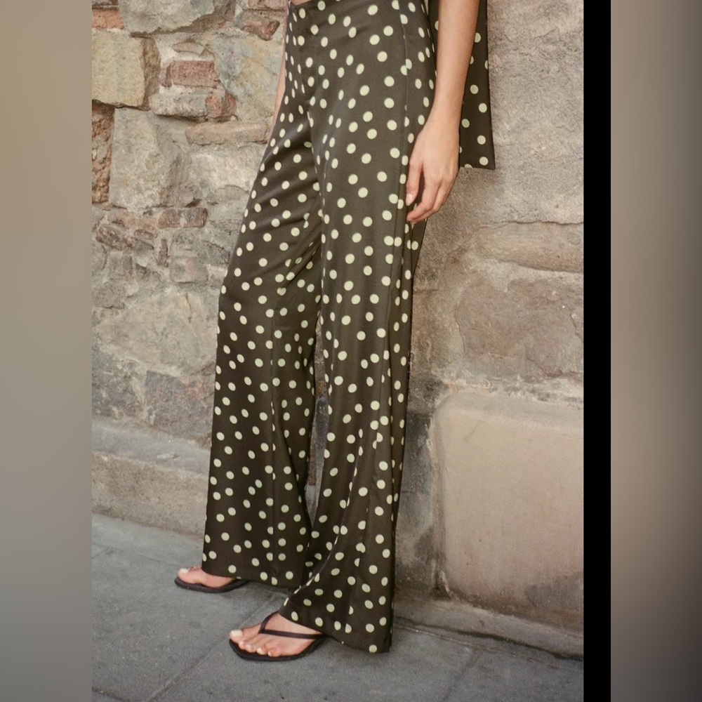 Zara Brand New Satin Polka Dots
Size L elasticated waist